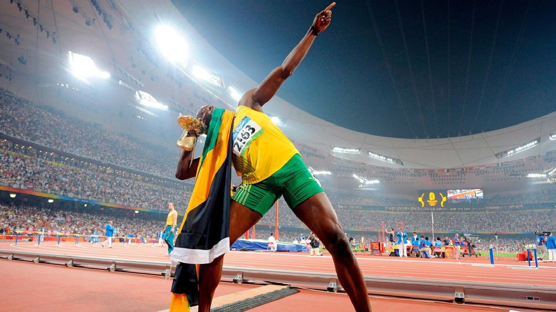 _蓝天热气球赛:在空中遨游极限_,热气球飞上天空的视频